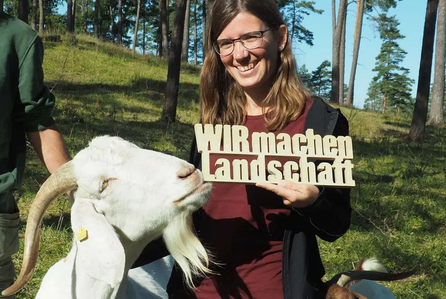 Frau mit Schriftzug und Ziege