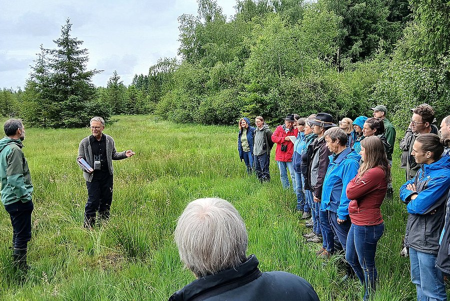 ©DVL Exkursionsgruppe auf einer Streuobstwiese am Waldrand während eines fachlichen Austauschs