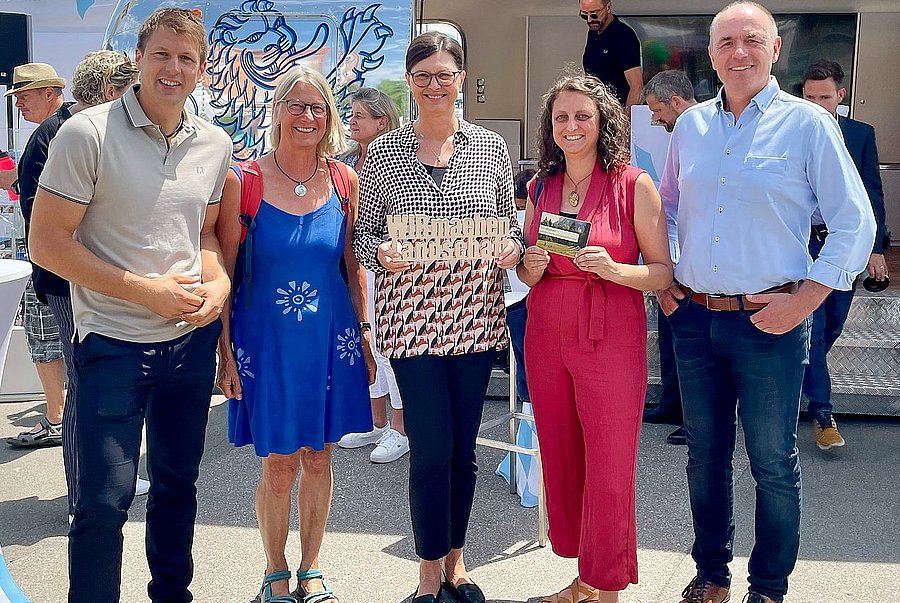 Gruppenbild mit Schriftzug