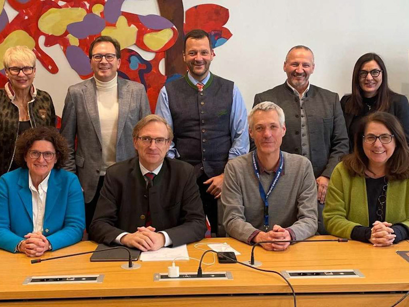 Nicolas Liebig (vorne 2.v.r.) mit den Abgeordneten Petra Loibl (v.l.), Alexander Flierl (vorne 2. v.l.), Tanja Schorer-Dremel (v.r.) und weiteren Mitgliedern des Arbeitskreises. Foto: CSU-Landtagsfraktion
